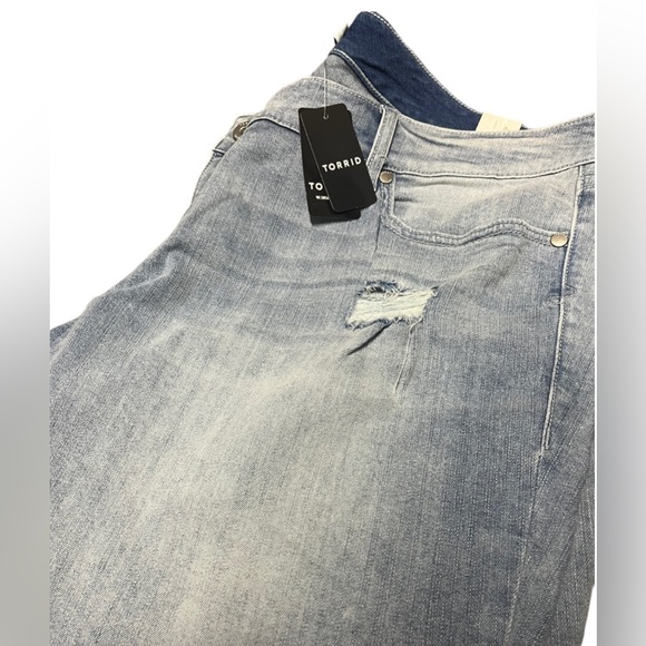 Torrid Clear Day 8” Short Light Wash Women’s 22 - Picture 2 of 4